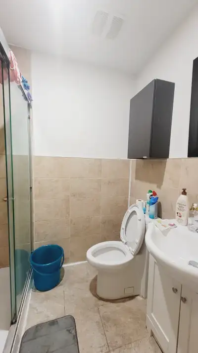 Close to York University and bus routes Separate entrance at rear Free laundry facilities in buildin...