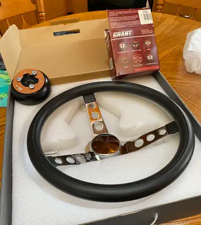 3 bolt steering wheel with horn cover and new adapter in excellent condition pick up Belle River