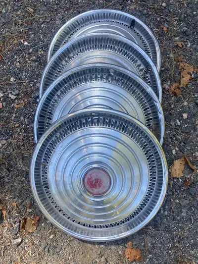 4 - 16inch Parisienne, Catalina or Bonneville Pontiac Hub Caps for Vintage 1960’s car. 1-15inch Pont...