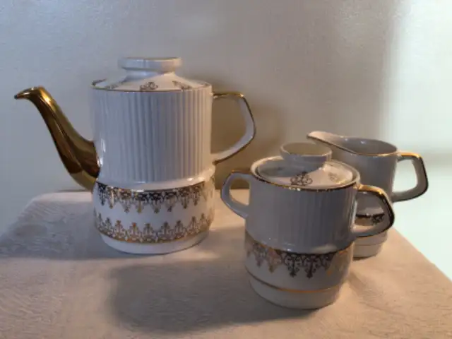 Gibson, England Tea Pot/Cream/Sugar in Arts & Collectibles in Edmonton - Image 3
