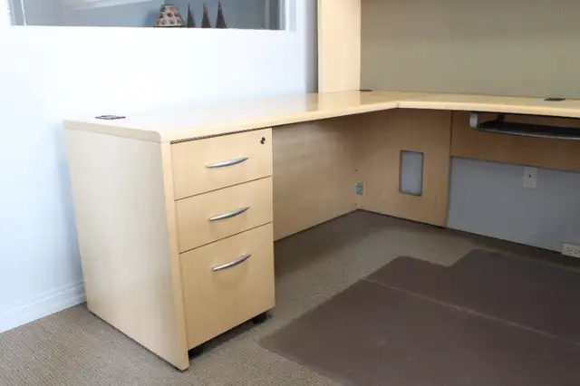 Contemporary U-Shape Office Desk With Hutch & Filing Cabinet in Desks in Calgary - Image 3