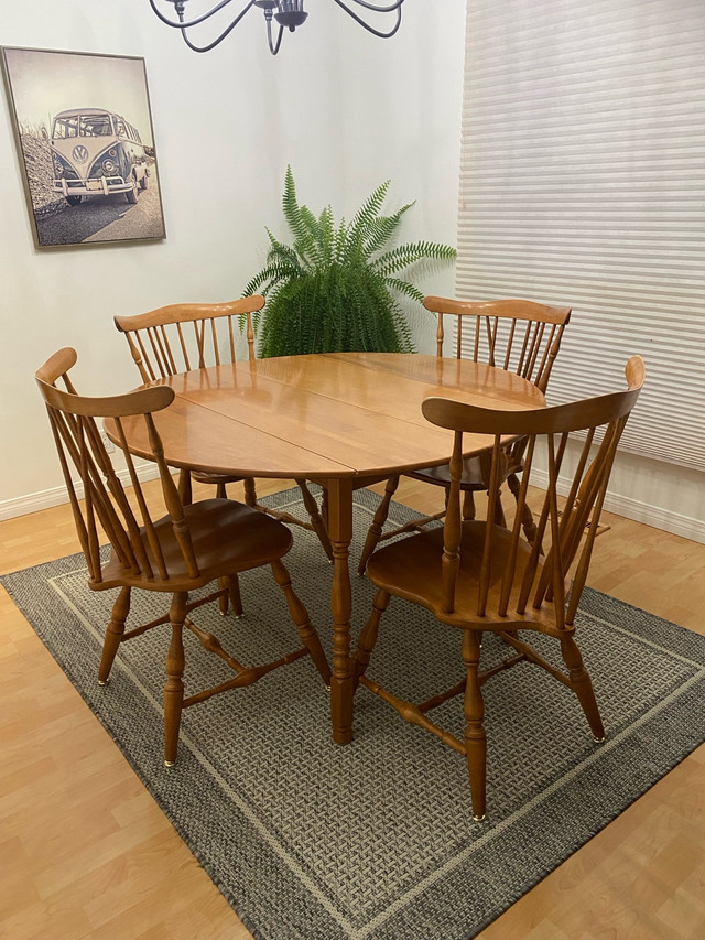 Vilas solid Maple dining room table and chairs  in Dining Tables & Sets in Strathcona County - Image 4