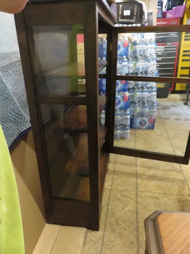 Antique Arts and Crafts Bookcase/Display Cabinet in Bookcases & Shelving Units in Oakville / Halton Region - Image 6