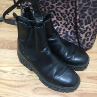 steve madden black leather ankle boots! almost new