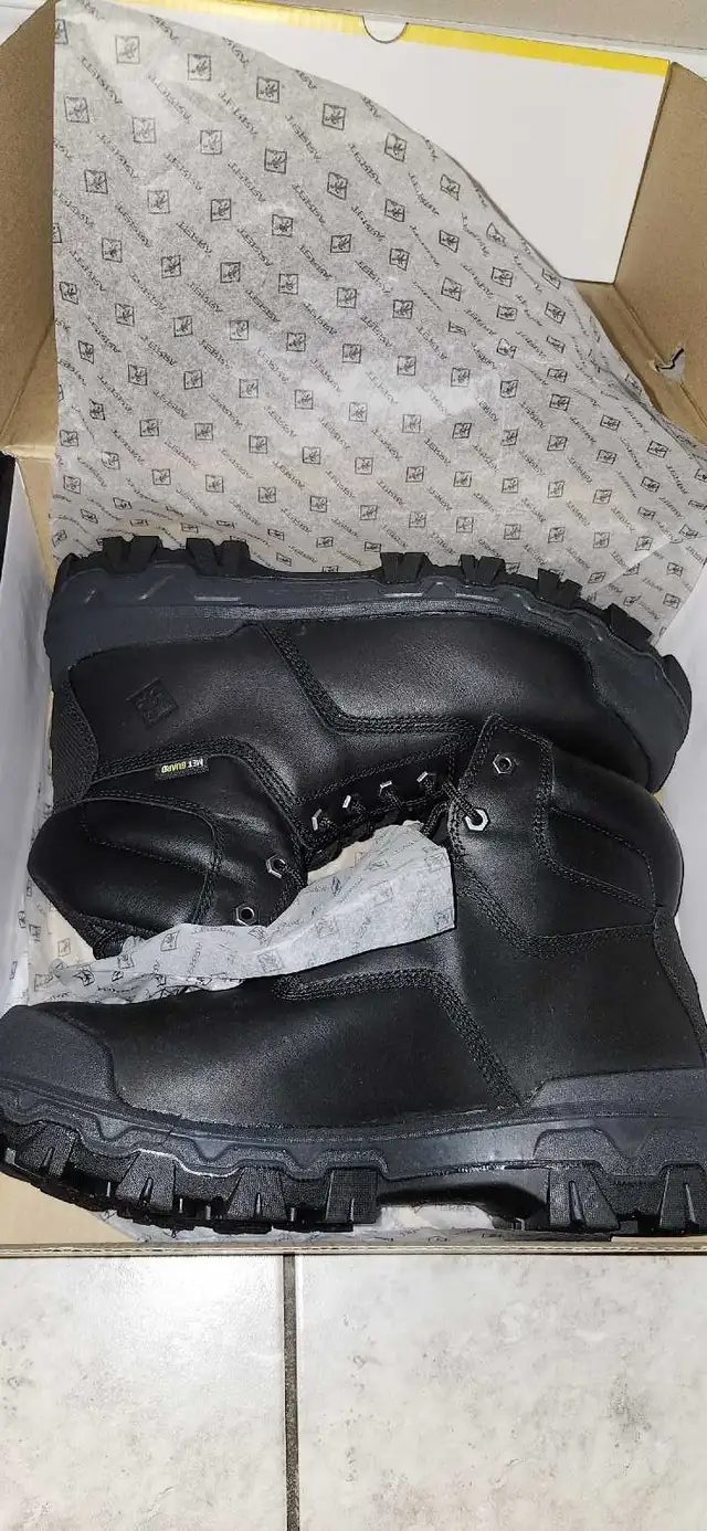 Work boots in Men's Shoes in Cambridge - Image 2