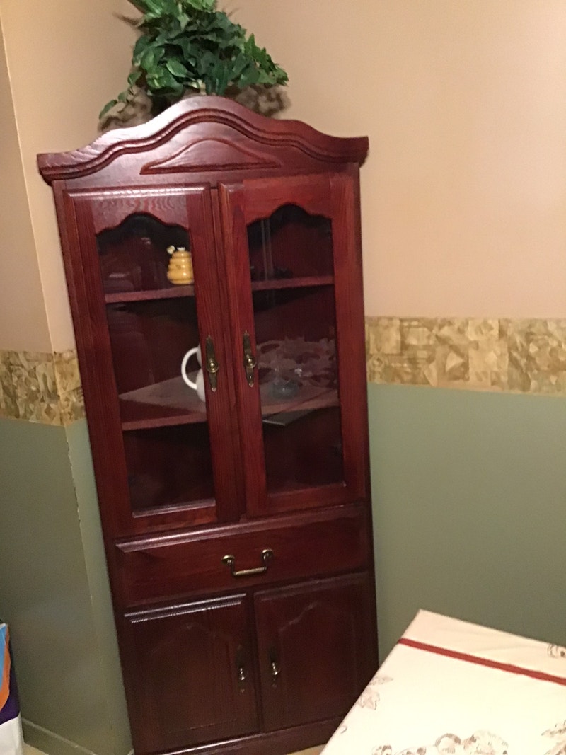 Meuble en coin fait en bois,vitré avec 2 tablettes et lumière