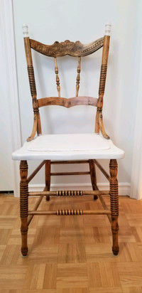 Chaise antique en bois restaurée avec goût par un ébéniste 