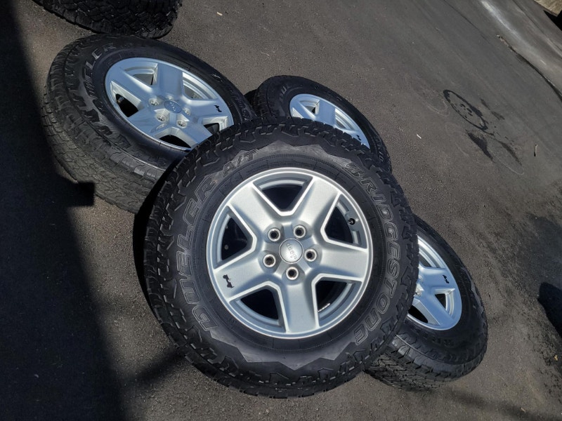 17" Jeep Wrangler OEM Wheels Bridgestone Dueler H/T Tires Pneus et