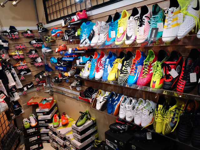 Selling everything as one lot. All soccer sports equipment. dans Autres équipements commerciaux et industriels  à Chatham-Kent - Image 3