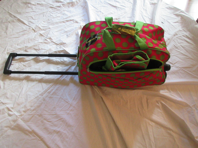 REDUCED BNWT Travel tote on wheels with makeup bag - P/U ELMIRA dans Autre  à Kitchener / Waterloo - Image 4