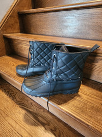 Brand New Sperry women's water salt snow boots , Size 10