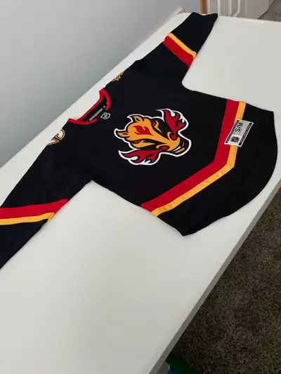 Calgary Flames Youth Size S/M Hockey Jersey Like New, View more