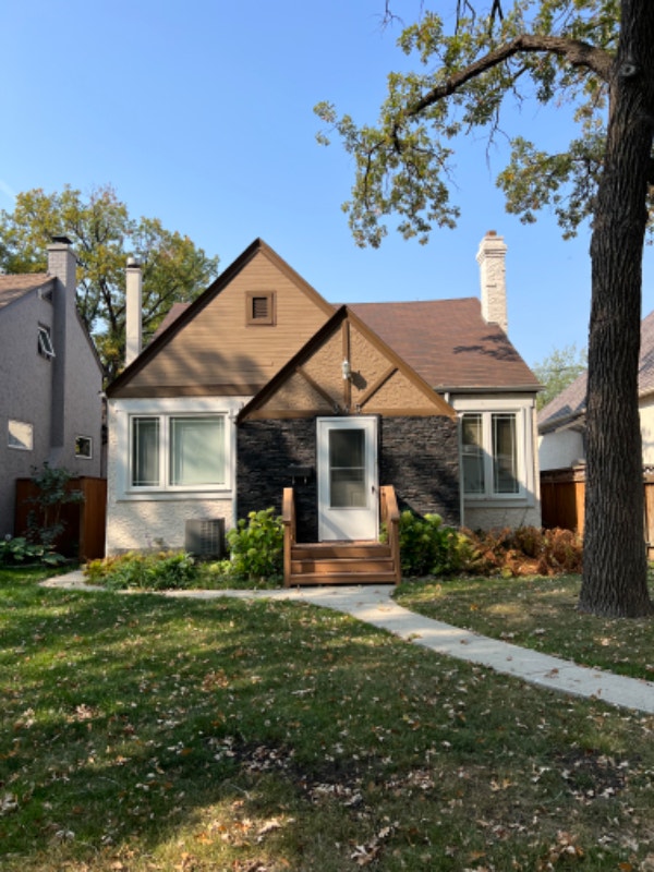 RENTED * 3 Bed 1.5 Bath in River Heights * Double Garage* Long Term