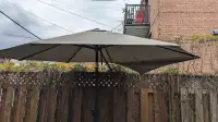 Outdoor umbrella / Parasol d'extérieur à vendre