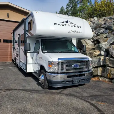 LIKE NEW EAST TO WEST ENTRADA 3100FB BUNK MODEL. TRULY A DREAM CLASS C MOTORHOME. ONLY 9,400 MILES K...