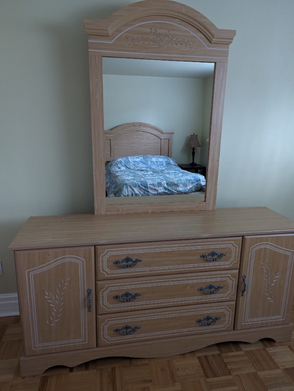 Bureau avec mirioir et tête de lit queen Bureaux Sherbrooke Kijiji