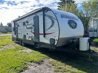 2015 Toyhauler Vengeance v29 Forest River bumper pull for sale, located in okotoks , AB for viewings...