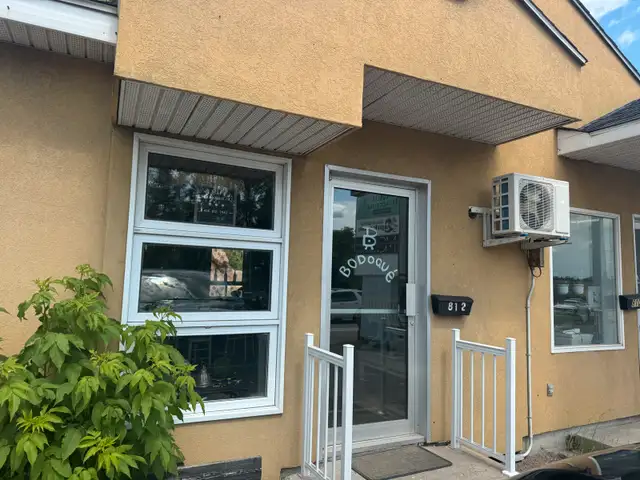 Local commercial à louer 812 Boulevard Ste-Geneviève in Commercial & Office Space for Rent in Saguenay - Image 2