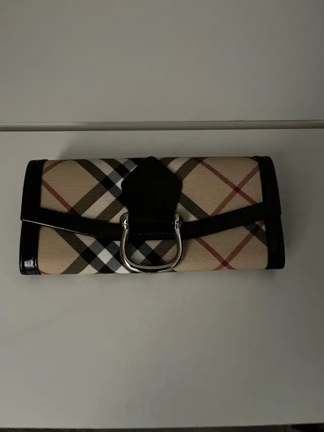 Woman Authentic Burberry Wallet (New) in Women's - Bags & Wallets in Ottawa - Image 2