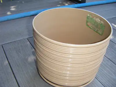 plant pot ,Rubbermaid vintage 1970 a thick plastic , with the sauce on the bottom ,9in across the to...