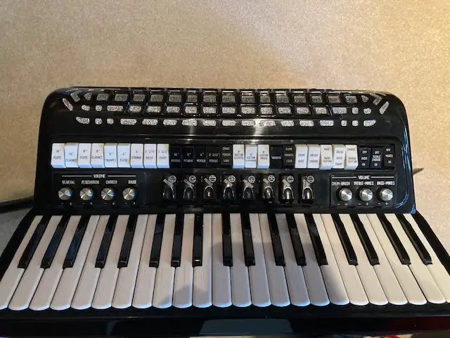 Crucianelli Electronic/Acoustic Accordion in Pianos & Keyboards in Edmonton - Image 7