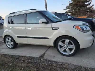 2010 kia soul 4U **Rebuilt Title ** -Saftied -189,133kms -Automatic transmission -4cyl -Pwr windows...