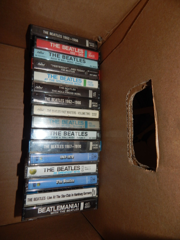 The Beatles 30 albums aux titres différents en cassettes audios dans Autre  à Laval/Rive Nord