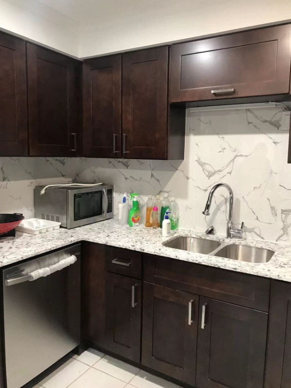 Basement room of townhouse near UTM in Mississauga for rent Room