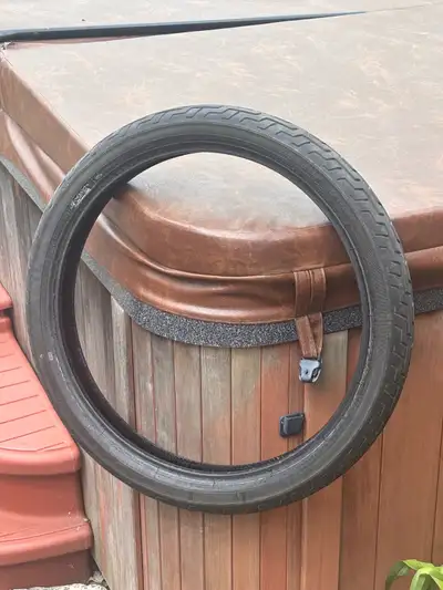Pneu avant Harley de 21 pouce pratiquement neuf jen demande 100$,raison de la vente (jai acheté un f...