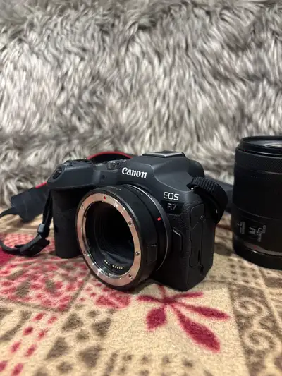 Canon R7 – Excellent Condition – Under 5,000 Clicks Selling my Canon R7 in very good condition. It w...