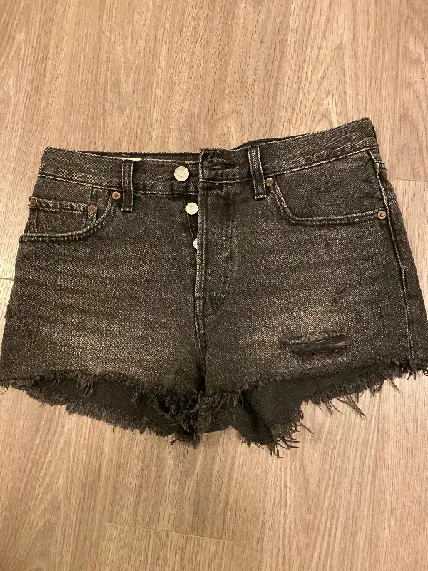 Levi’s jean shorts - size 26 in Women's - Bottoms in Mississauga / Peel Region - Image 7