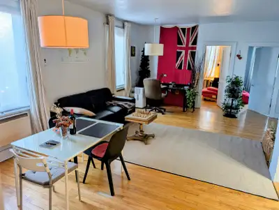 Room for a woman in luxurious loft in Monkland Village NDG, Montreal short walk to Villa Maria metro...