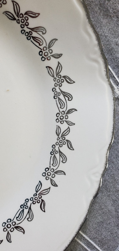 Vintage Rose Of Tralee dinner plate By Sovereign Potter's in Arts & Collectibles in Hamilton - Image 3