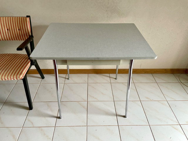 50s Formica Top Dining Table Vintage Chrome Legs Dovetail Drawer in Dining Tables & Sets in Winnipeg - Image 2