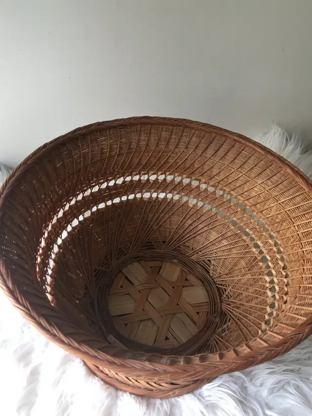 Large Vintage Wicker Basket in Home Décor & Accents in Ottawa - Image 6