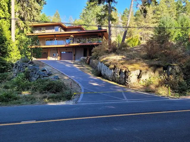 Beautiful Custom Halfmoon Bay Home — Steps from a Secluded Beach