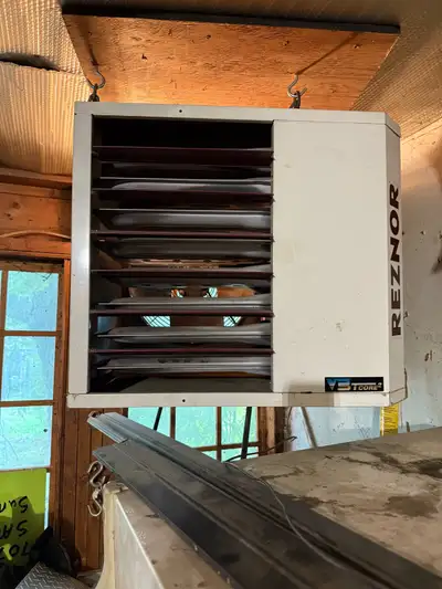 Used propane heater. Reznor V3 model AP125. 125000btu’s 120Volt. Comes with exhaust pipe, regulator,...