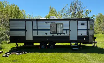 Very well-maintained 2019 Cherokee 234VFK Limited travel trailer that's ready for your next adventur...