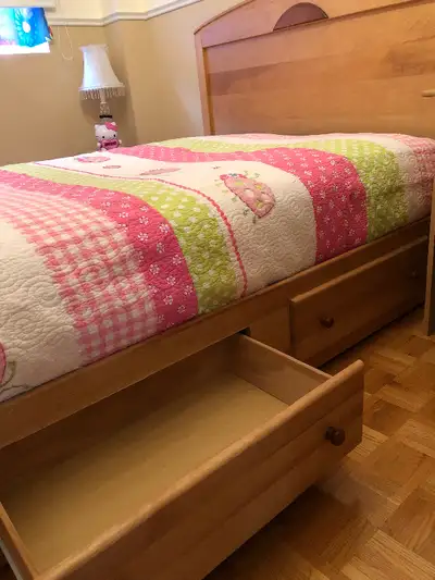 Lit en bois excellent condition!! Avec 2 tiroirs, View more