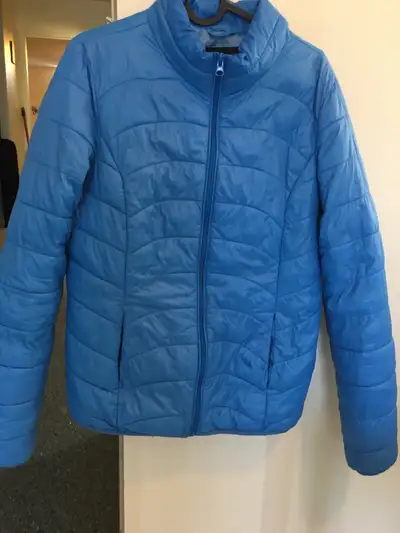 Lightweight blue puffer jacket. Zip front closure. Size Medium. Good condition. Pick uo:toronto down...