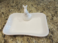 Porte-savon lapin en porcelaine (A25)