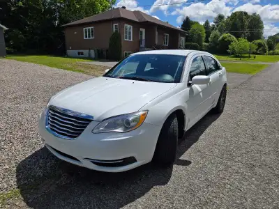 Faites une offre raisonnable. Une seule taxe, vente entre particuliers. Chrysler 200 2014, moteur 3....