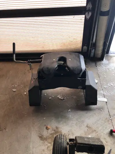 Almost new Q20 curt oem 20k fifthwheel Fits 2020-2026 gm and Chevrolet factory mount 5th wheel First...