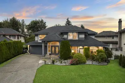 Fully furnished pleasing modern 5 Bedroom 3 Washrooms, Family room and Living Room, spacious drive w...
