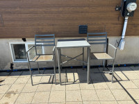 Table de métal et verre et deux chaises 