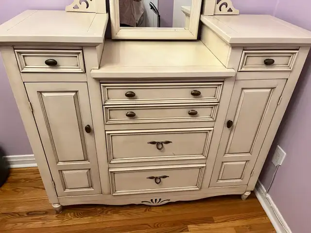 Vintage Cream Dresser with Mirror in Dressers & Wardrobes in Oakville / Halton Region - Image 3