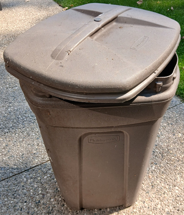 Rolling Garbage Bin Wheels and Lid Rubbermaid 22x22x34" in Storage & Organization in Leamington - Image 2