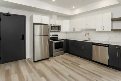 Luxury 2 Bed 2 Bath Apartment with Fitness Centre for Rent!