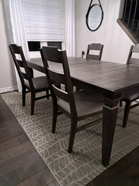 Dining table and chairs with extendable leaf