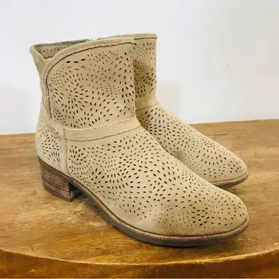 UGG  leather boots/ femme, View more